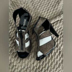 Michael Kors Berkley T-Strap Silver Glitter Sandals 6